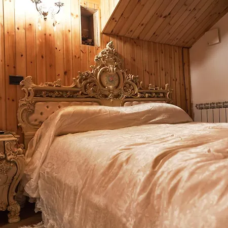 Imperial Elegance In Center Daire *