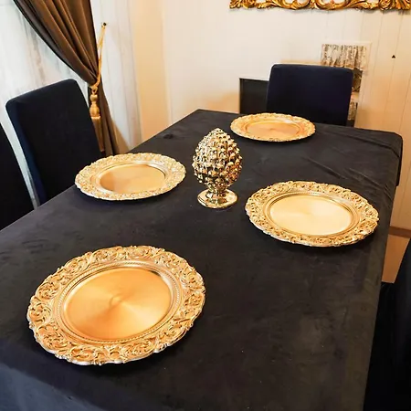 Imperial Elegance In Center Daire *