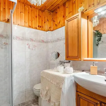 Imperial Elegance In Center Daire
