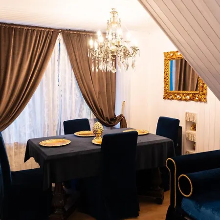 Imperial Elegance In Center Daire