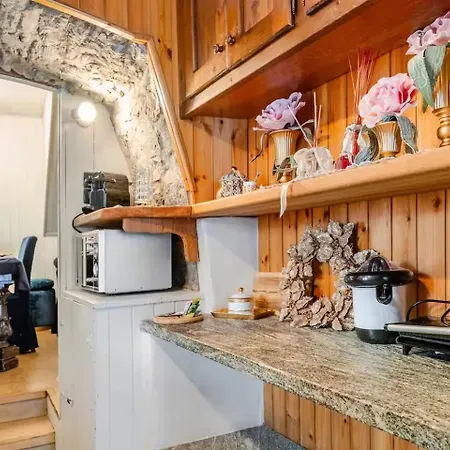 Imperial Elegance In Center Daire *