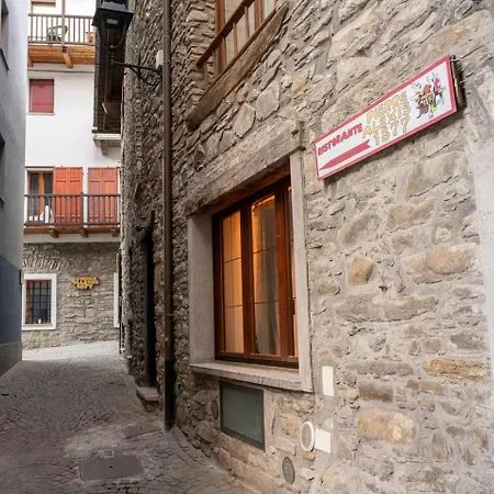 Imperial Elegance In Center Daire *